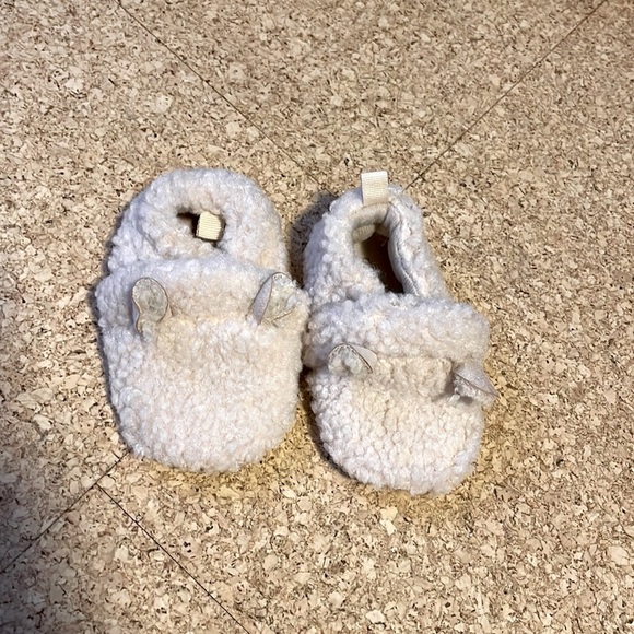 🍁 NWOT Never Worn‎ Fuzzy Baby Crib Shoes with Ears - Picture 1 of 2